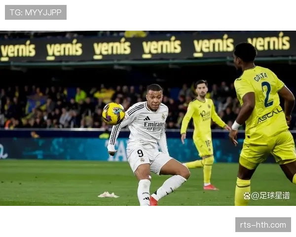 战术花絮：看到对手变阵三后卫，场边安切洛蒂立即做出手势调整